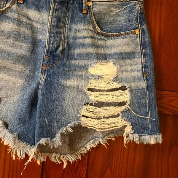 Good American Blue Distressed Jean Shorts - Image 5