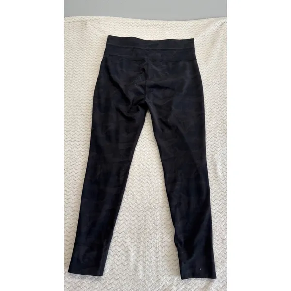 Vuori Performance Jogger Black Camo Tonal Slim Tapered Activewear Pants Women - Image 3