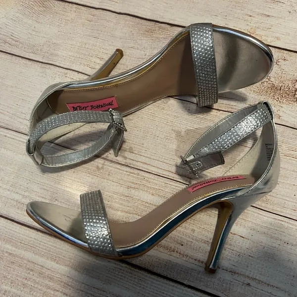 Betsey Johnson Broadway Silver Satin Crystal Ankle Strap 4" Heel Pumps Size 7 - Image 4