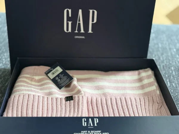Gap Women’s Hat and Scarf Set - Image 4