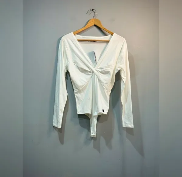 SALE! White Abercrombie & Fitch Knotted Bust Bodysuit Size XL NWT - Image 3