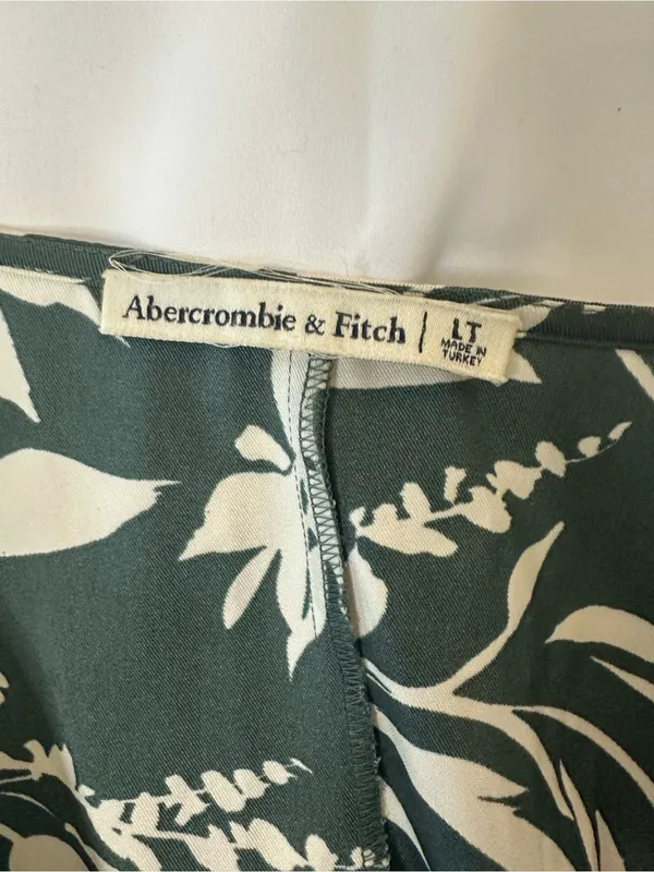 Abercrombie & Fitch Green and White Floral Romper - Image 2