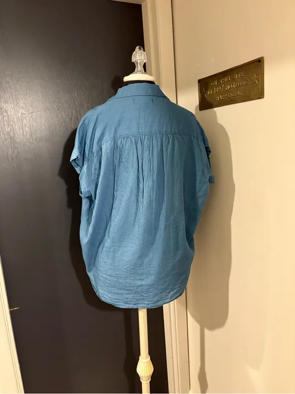 Madewell Lightweight 100% Cotton Button-Up Shirt in Chambray Blue - Image 3