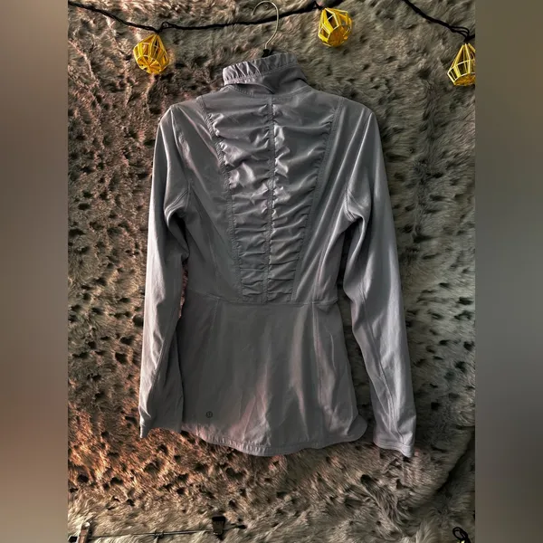Lululemon round trip jacket sz 2 Gray - Image 2