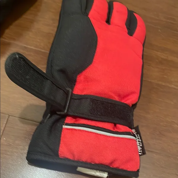 Thinsulate Red and Black Winter Gloves - Image 5