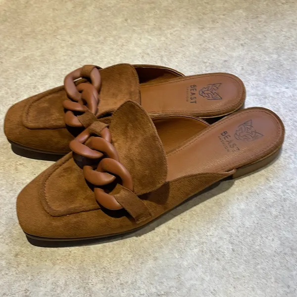 BEAST FASHION Chestnut Loafers with Chain Detail - Image 4