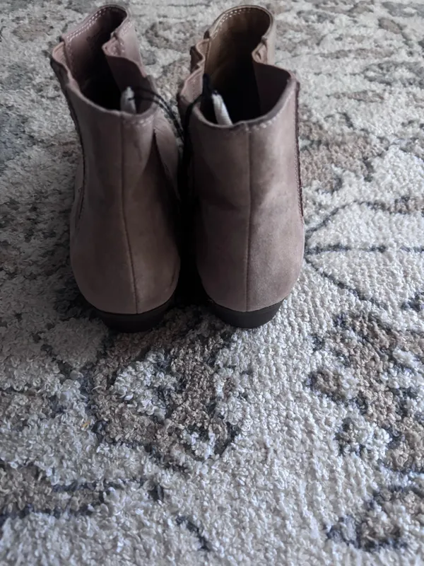 Universal Threads Women's Alena Western Memory Foam Boots - Tan Size 8.5. NWT. Has some minor scuffs from storage that can be easily cleaned. No damage. - Image 3