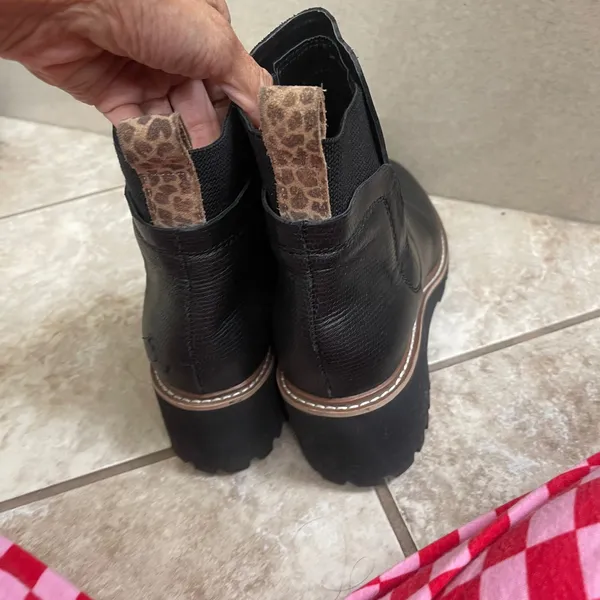 Dolce Vita Black Leather Wedge Chelsea Boots Leopard Pull Tab Lug Sole women 8 - Image 4