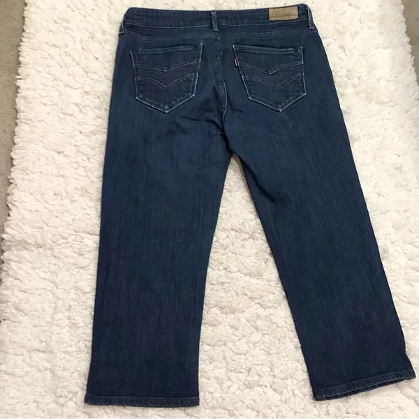 Levi’s Demi Curve Classic Fit Embroidered Pockets Cropped Capri Jeans‎ 8 - Image 3