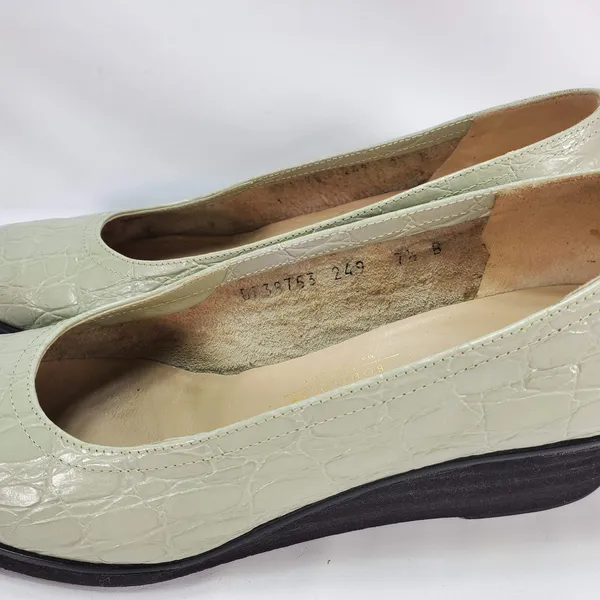 Salvatore Ferragamo Wedge‎ Pumps Sz 7.5 B Sage Green Croc Embossed Leather Italy - Image 3