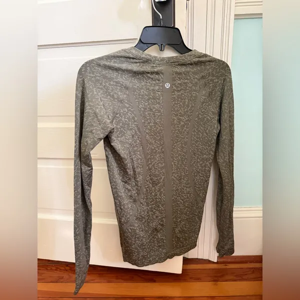 Lululemon swiftly tech long sleeve size 6 - Image 3