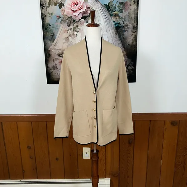 Gorgeous Ann Taylor Contrast Trim Soft Blazer! - Image 3