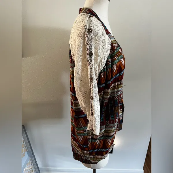 NWT - M - GIMMICKS by BKE - Multicolor Patterned Women's Top with Lace Sleeves - Image 5