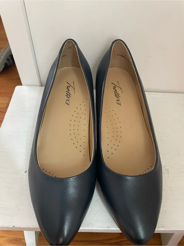 Trotters Classic Women's Navy Low Heel Pumps 6.5WW - Image 2