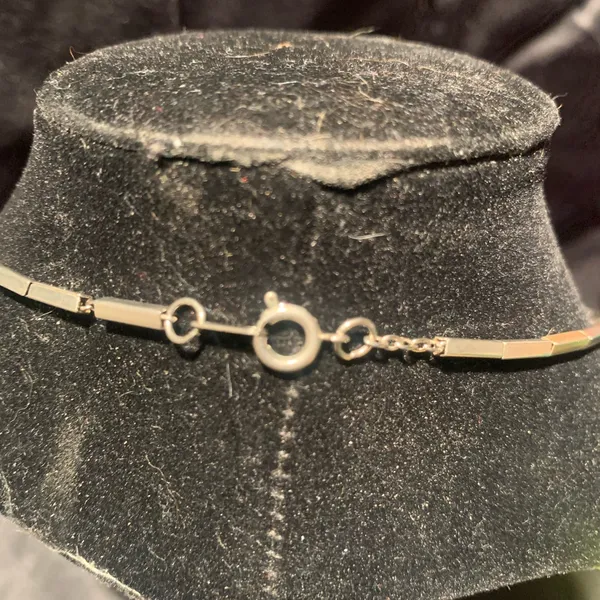 Small silver tone collar necklace - Image 3