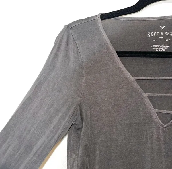 American Eagle Soft & Sexy Bell Sleeve Tee Gray Strappy V-neck - Image 3