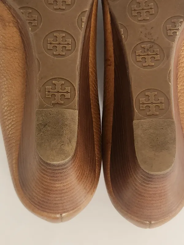 Tory Burch Brown Wedge Shoes with Gold-Tone Accents Size 9.5 Flaw - Image 10