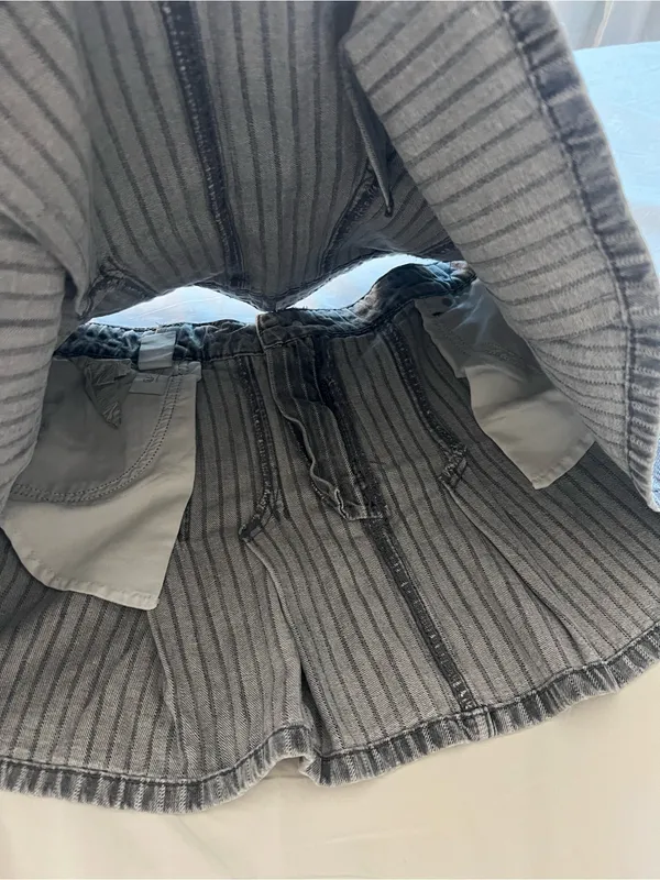 Zara gray pinstripe pleated denim mini skirt size Medium - Image 4