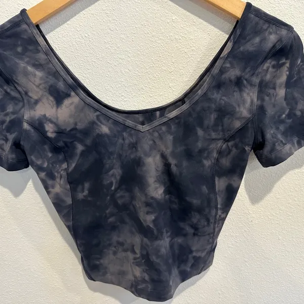 Lululemon crop shirt like new in size 4 it is new without tags - Image 2