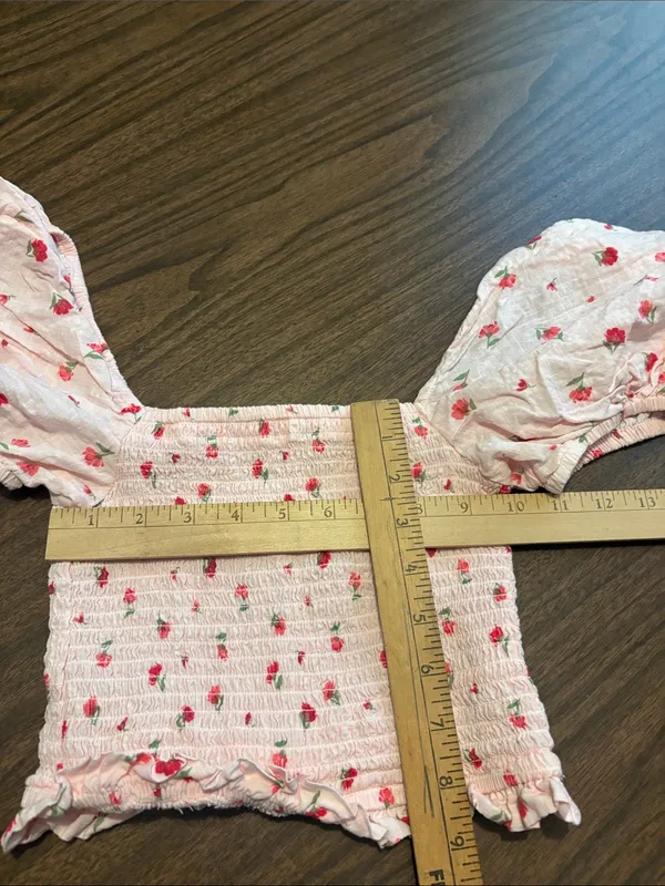 Altar’d State XS Morgan Pink Floral Smocked Puff Sleeve Crop Top - Image 4