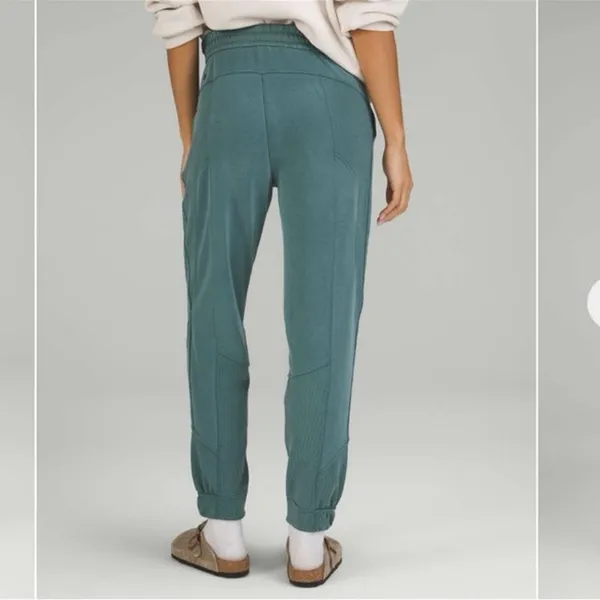 Lululemon Brushed Softstreme Green Jasper Jogger size 4 RARE DISCONTINUED COLOR - Image 2