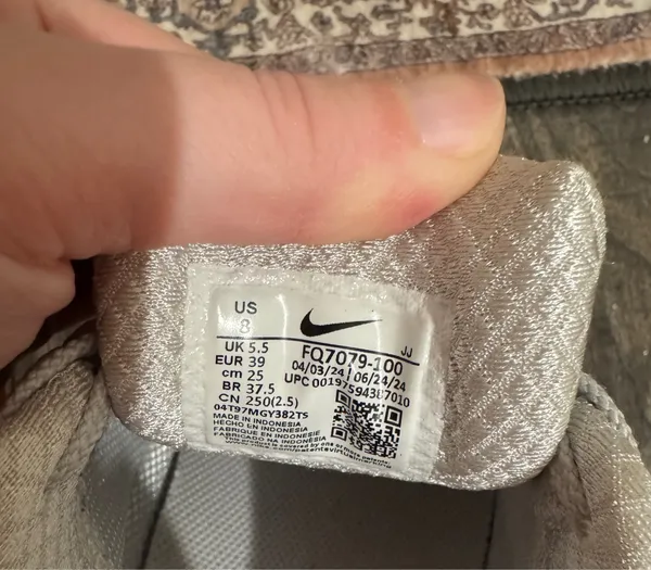 Nike Women’s Zoom Vomero 5 - Image 4
