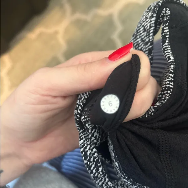 Lululemon Athletica Black and White Strappy Sports Bra size 6 - Image 4