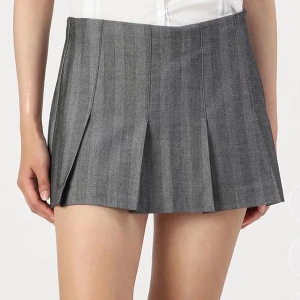 Abercrombie Pleated Mini Skort in Charcoal - Image 2