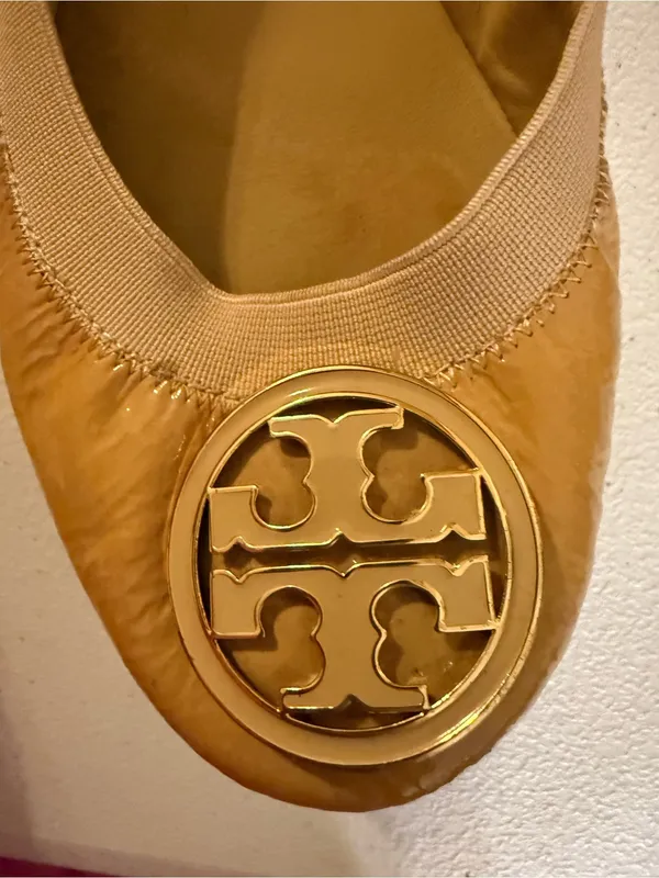 Tory Burch Caroline Ballet Flats Beige Patented Leather Gold/Tan Enamel Logo 8.5 - Image 5