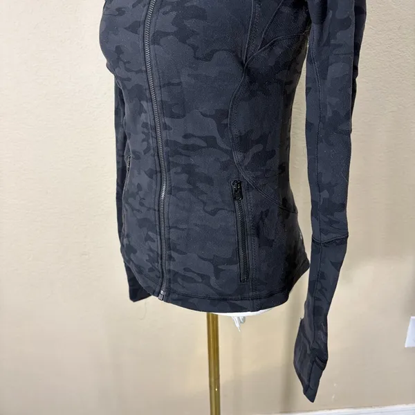 lululemon athletica Black Camo Jacket Sz 4 Outdoor Excersice Gym Preppy - Image 4