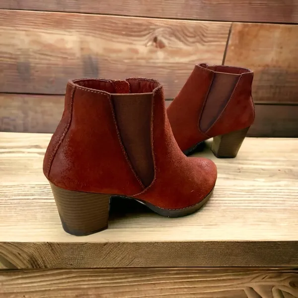 Clarks Women's Pause Camelia Boot Size 8M Block Heel Chelsea Red Suede Pull On - Image 4