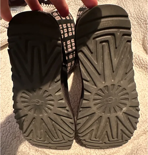 UGG Classic Short Boot - Image 4