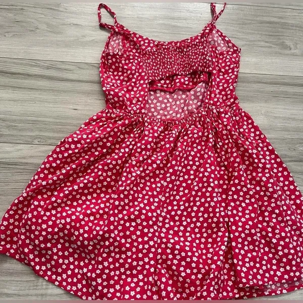 Hollister Floral Print Romper Smocked Open Back With Pockets size small - Image 4