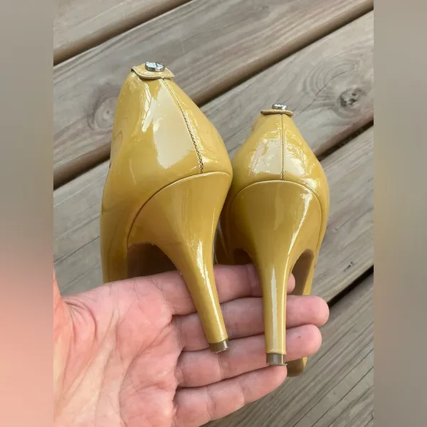 Michael Kors patent leather pumps💛💛💛 - Image 4