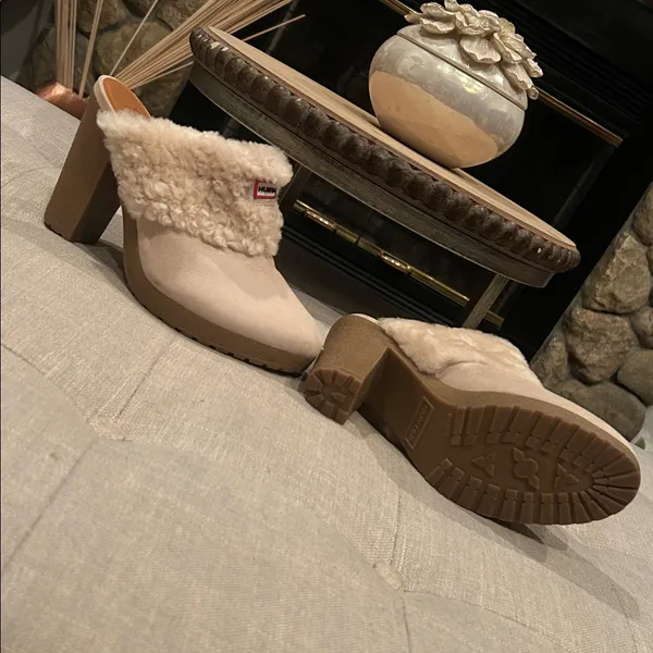 Hunter Creme Fur Clog Mules Size 8 - Image 7
