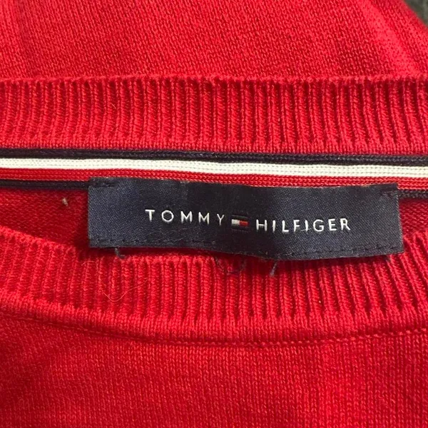 S200. Red Tommy Hilfiger sweater with polar bear design - Image 2