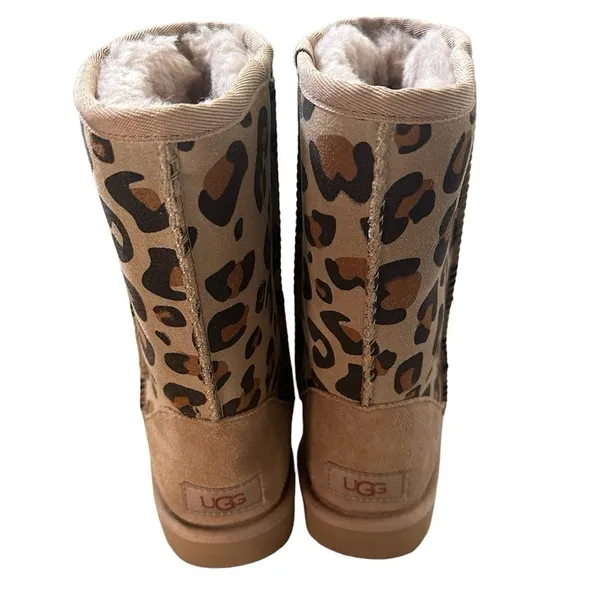NWOB UGG Classic Short II Sheepskin Boot Leopard Print - Image 3
