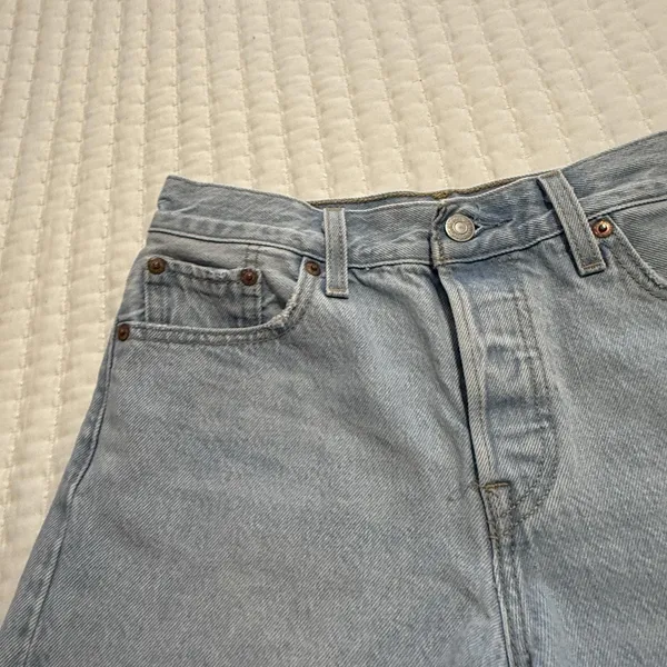 Levi’s Wedge Short Blue Denim High Rise Shorts 26 Waist Raw Hem Distressed - Image 9
