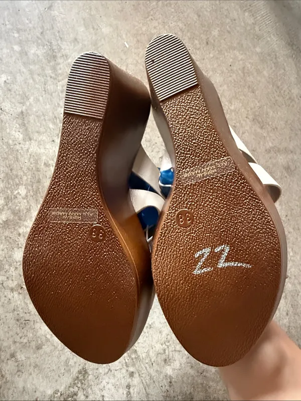 Italian Shoemakers Cream Slide Sandals with Gold Hardware - Image 2