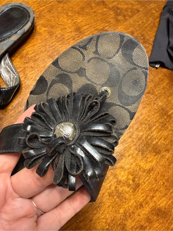 Coach Womens 8.5 M Suki Fringe Flower Sandals A8123 Skye Patent Black/Chesnut - Image 2