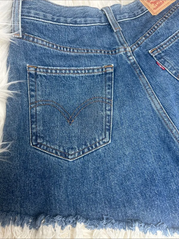 Levi's Shorts Women's Size 28 High Waisted Mom Shorts Frayed Hem Medium Wash - Image 10