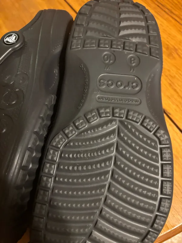Dual comfort crocs black with fur lining Unisex M8 W10 - Image 6
