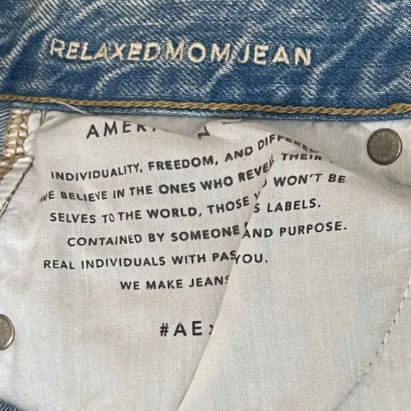 American Eagle Relaxed Mom Jeans Light Wash Size 4 Long - Image 6