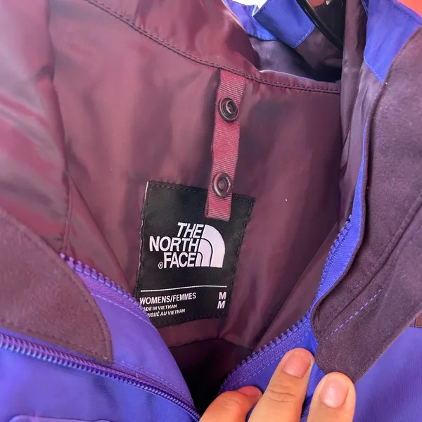 The North Face Women's Vibrant Purple Ski Jacket - Image 3