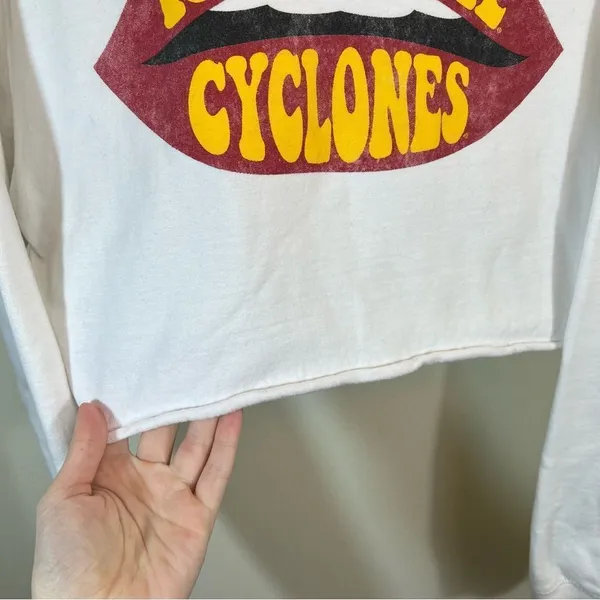 Just Hoods White Iowa State Lips Cropped Crewneck‎ Sweatshirt Medium - Image 5