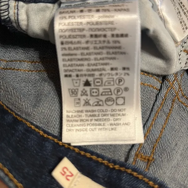 LEVIS Bermuda Shorts. Mid Rise. Slim Through Hip and Thigh. - Image 9