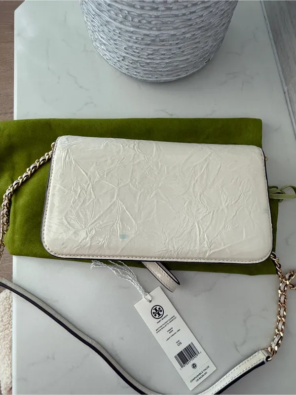 Tory Burch crinkle Cream patent leather Logo Crossbody/wristlet strap Preloved - Image 10