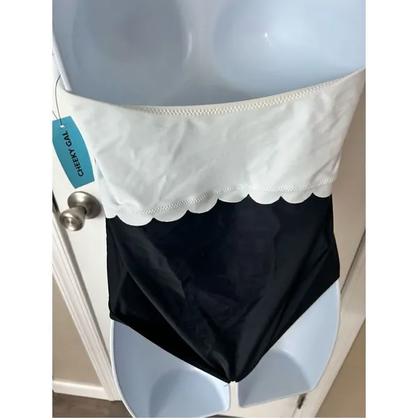 Cupshe black and white swim suit size small one piece - Image 3