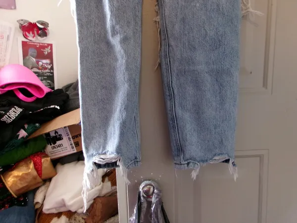 American Eagle Outfitters mom jean ripped distressed denim in light wash blue size 2. - Image 8