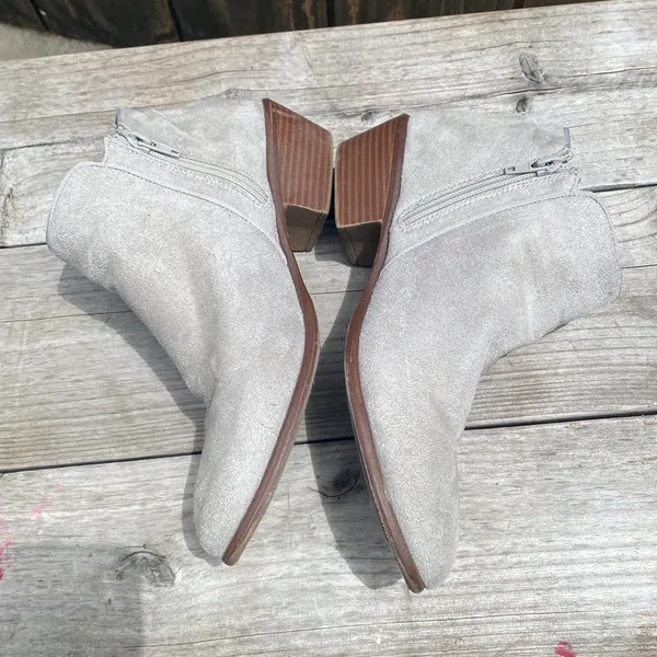 Wild Diva Grey Faux Suede Ankle Booties Size 9 - Image 5